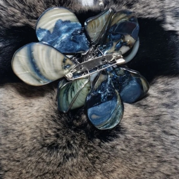 Large Black Abalone Brooch, Floral design, Natural Shell, 2" x 1.5", Unique - Picture 3 of 4